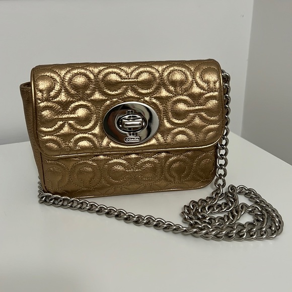 Coach Handbags - Vintage COACH rose gold CC turnlock chain crossbody bag